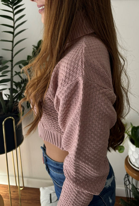 Buzo Cuello Tortuga Trenzado Crop Mora en Leche