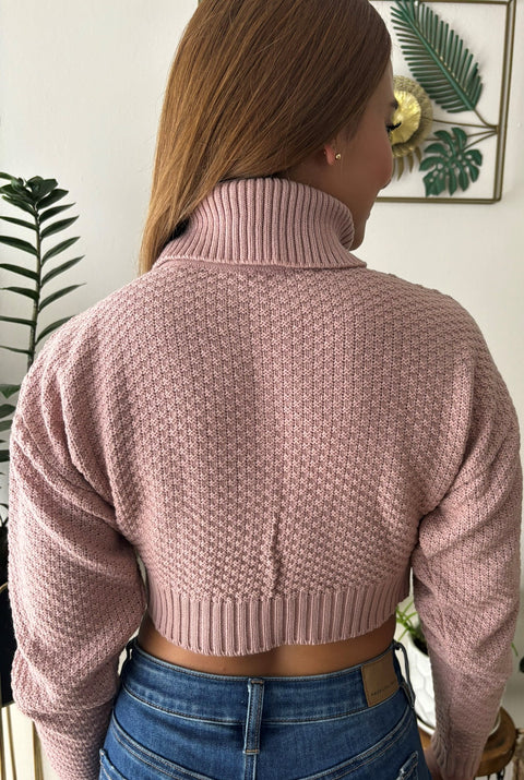 Buzo Cuello Tortuga Trenzado Crop Mora en Leche