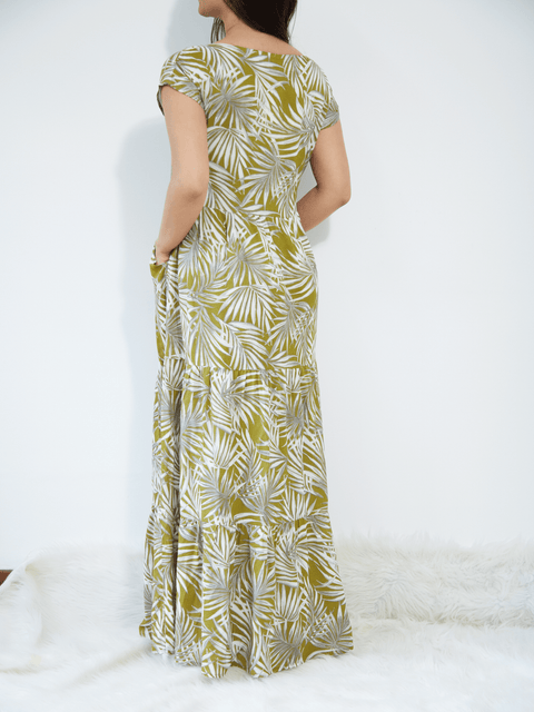 Vestido Manga Corta con Bolsillo Laterales Hojas Fondo verde