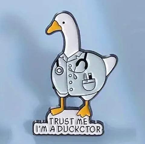 Pin esmaltado Pato doctor