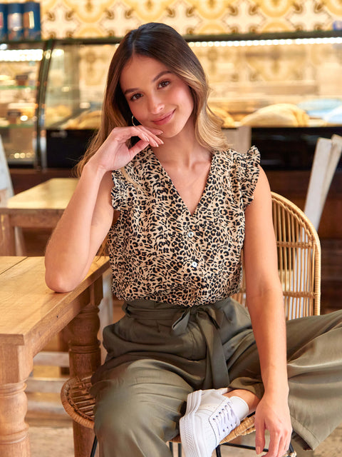 Blusa Manga Sisa con Escote en V Animal Print Fondo Caqui