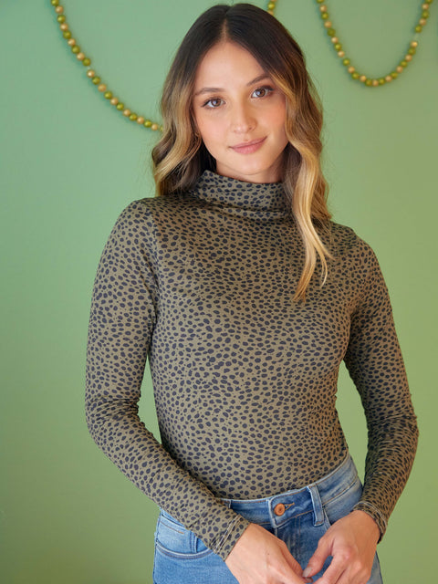Body Manga Larga con Cuello Tortuga Animal Print Fondo Verde